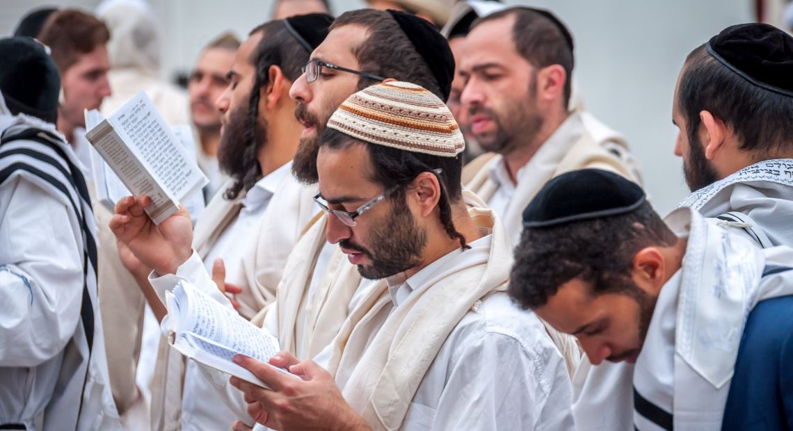 Ortodox Jewish man reading Tora