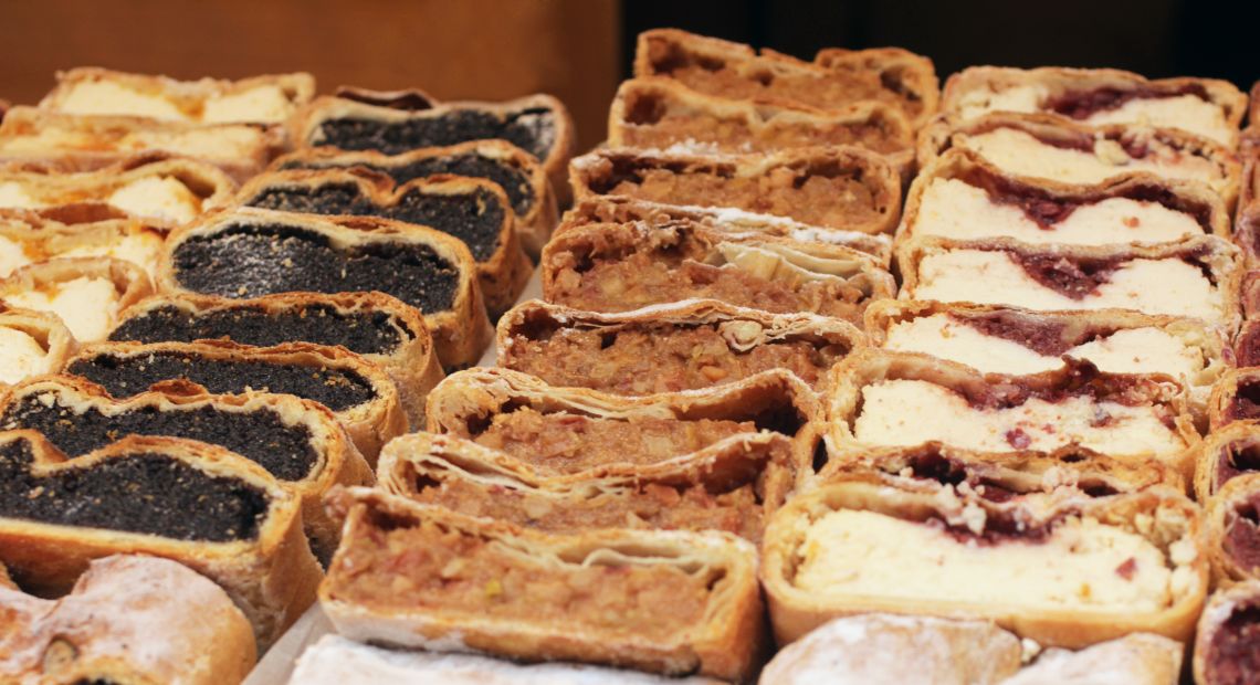Strudel with poppy seeds and apples