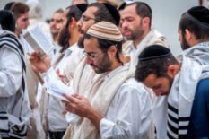 Ortodox Jewish man reading Tora