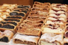 Strudel with poppy seeds and apples