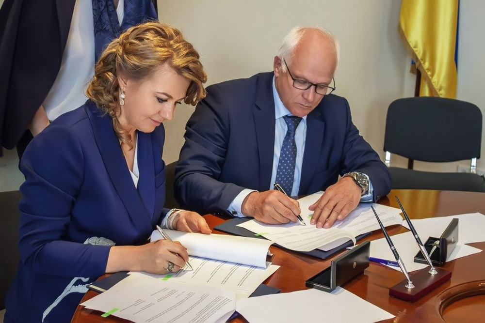 Vladyslava Rutytska signing papers