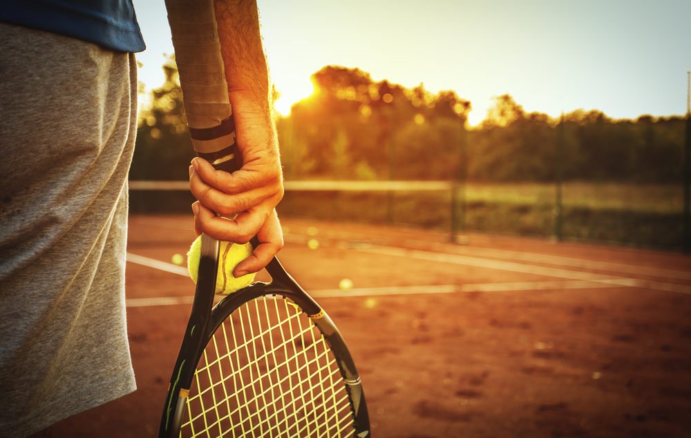 Man holding a tennis rocket