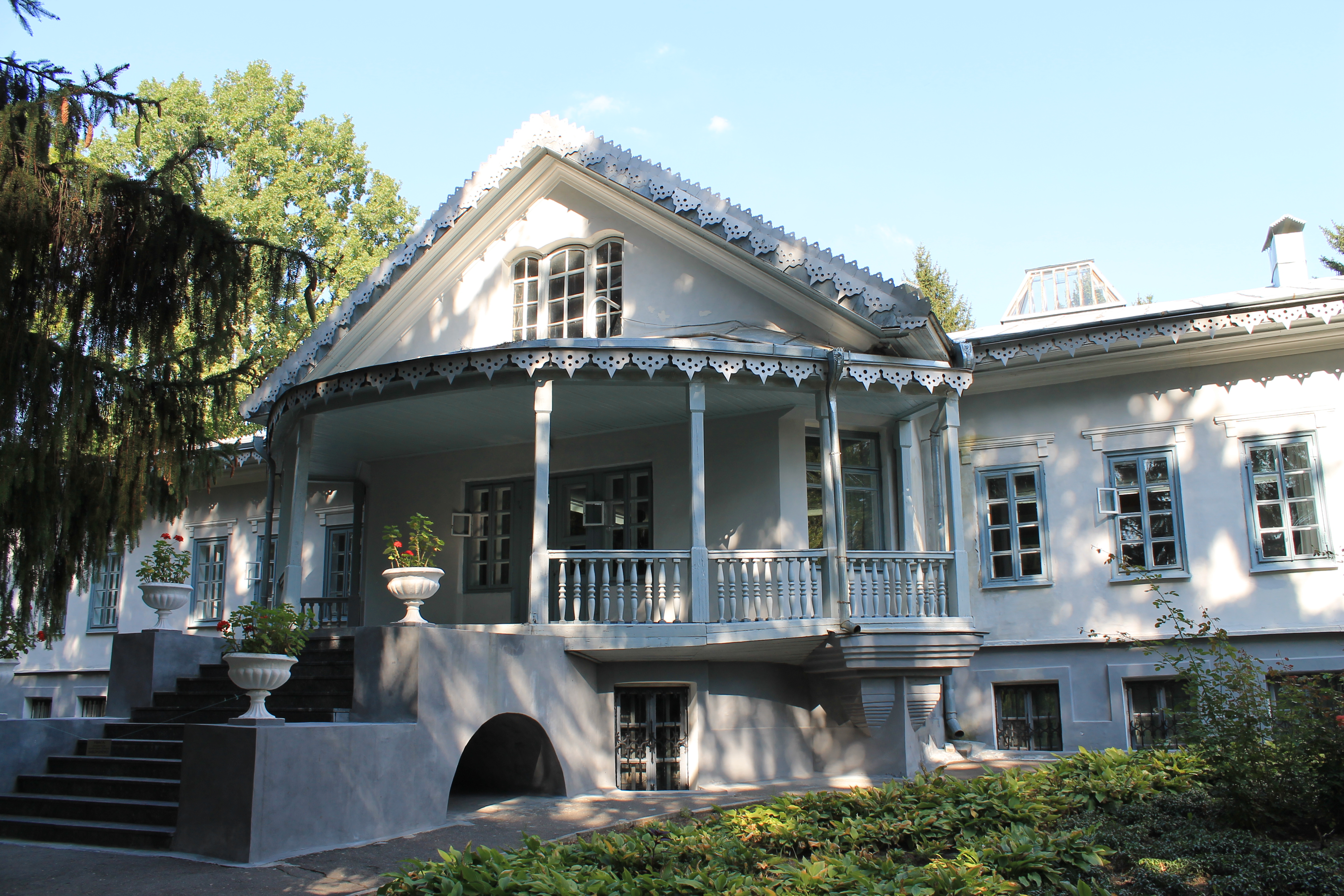 white mansion