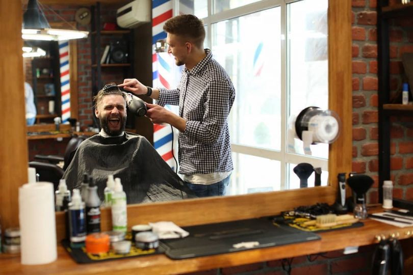 hairdresses with client