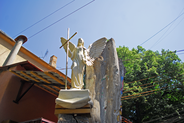 staue of angel in yard