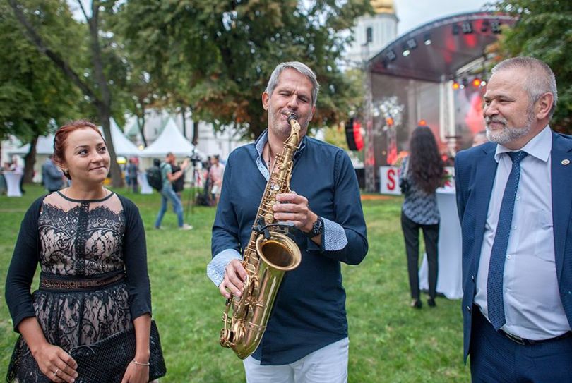 Roland Graf playing the sax in Ukraine