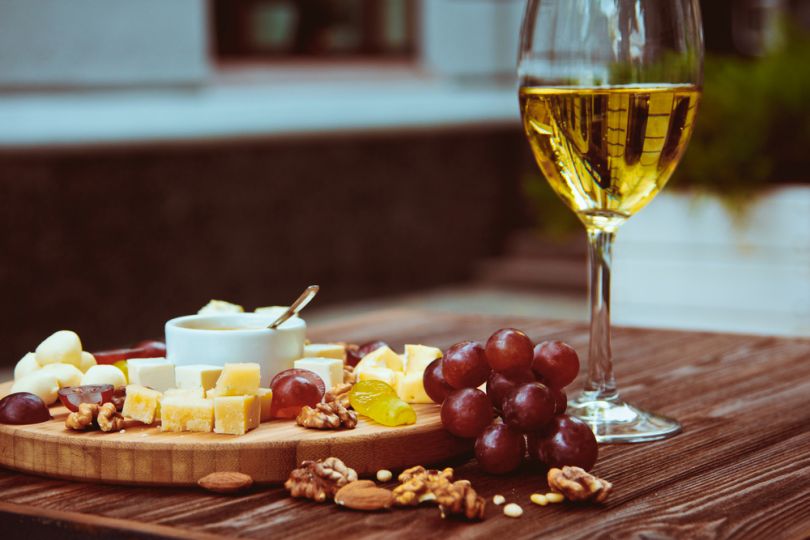 Muskot&aacute;ly wine with grapes and cheese