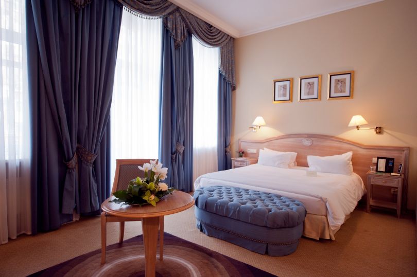 cozy hotel room