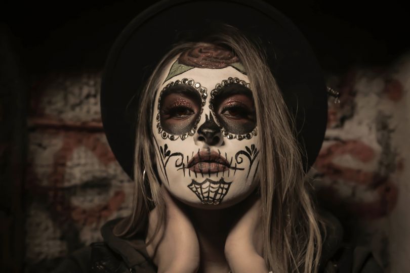 girl with spooky makeup
