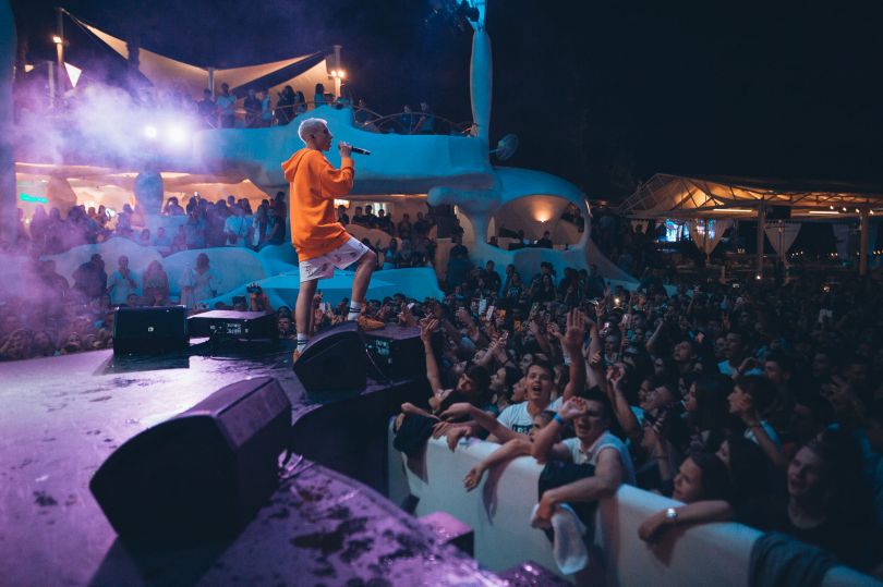 concert of artist in nightclub